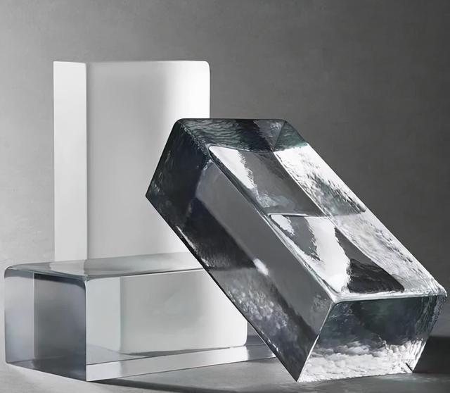 针对开门见厅缺陷，用木板拼接玻璃砖做入户隔断，加分设计可以学