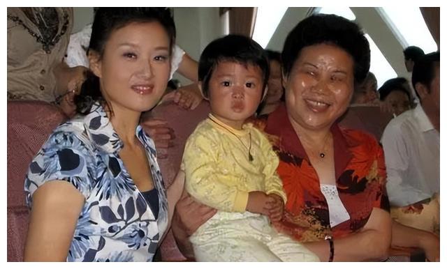 宋祖英:和丈夫分居8年,39岁做妈妈,帮母亲找老伴照顾聋哑弟弟