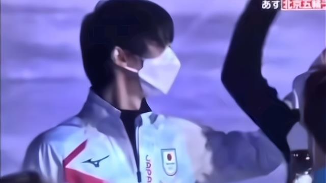 张伯伦|羽生结弦和莎莎动作亲密！羽生把可爱的莎莎一顿夸，莎莎太幸福了