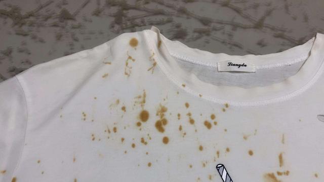 衣服有油污,别用热水泡!保洁阿姨教你正确做法,干净去污没痕迹