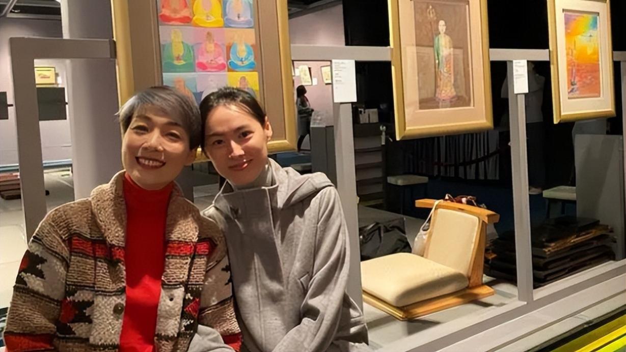 梁洛施|梁洛施晒与友人合照！无意曝光其朋友圈，与李泽楷或难复合