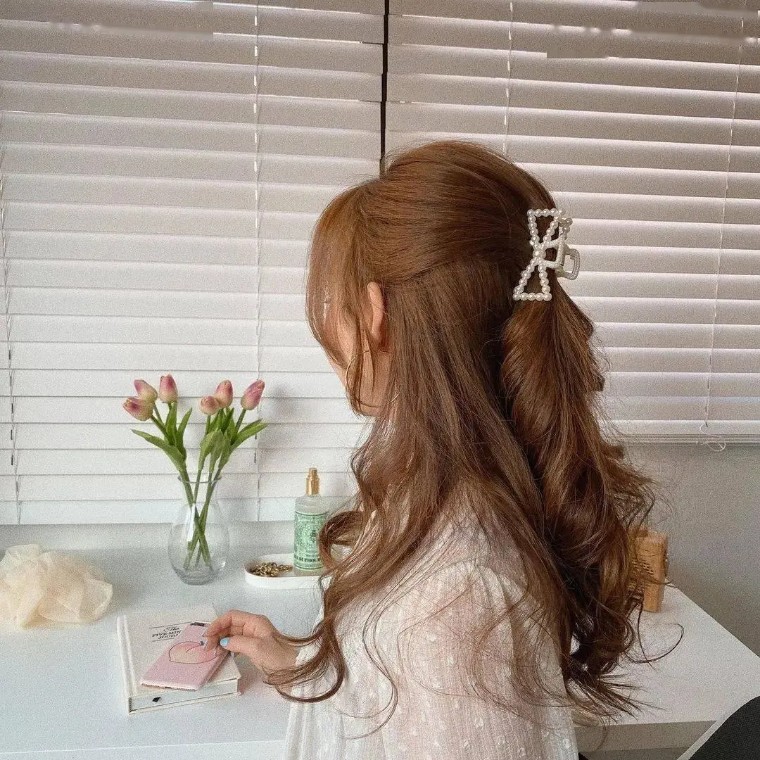 发型 头发再乱也能轻松变换气质造型，几分钟就能搞定！