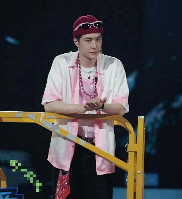 王一博|王一博《街舞5》路透曝光！暴露真实颜值，粉丝：梦回蓝毛时期！