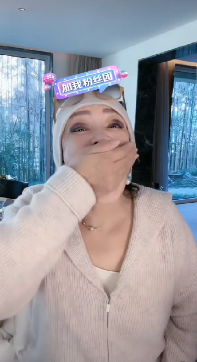 张兰|张兰感染新冠仍坚持直播，分享症状全身酸痛，工作人员也都中招了！