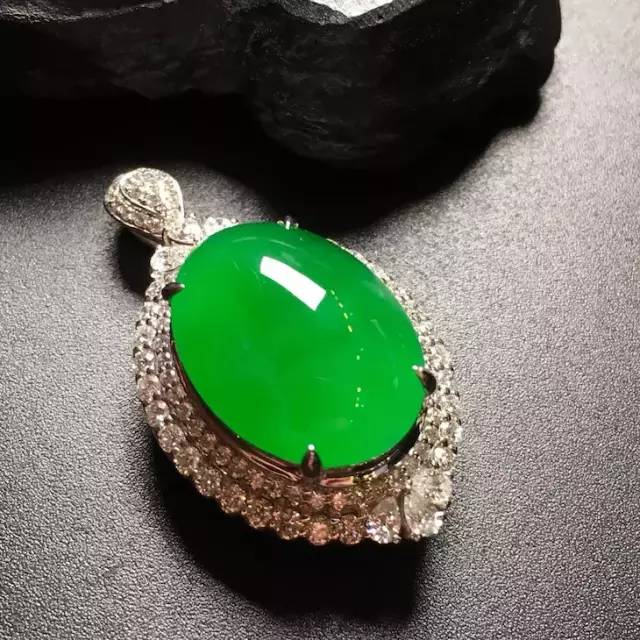 翡翠手镯|聊一聊翡翠和玉有什么区别呢？