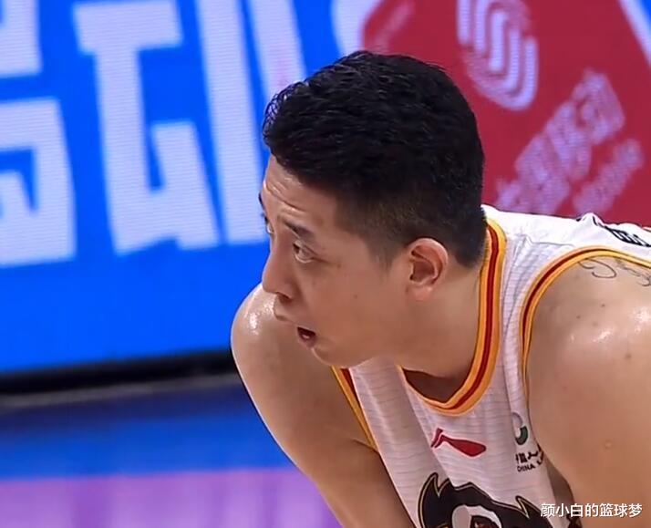 王哲林|鏖战43分钟轰25+14！王哲林为胜利一度不想下场，杨健：令人泪目