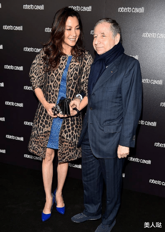 杨紫琼|杨紫琼携老公亮相，穿豹纹大衣真有阔太范，76岁富豪老公虽老却挺帅