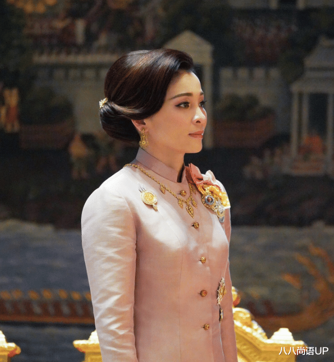 眼霜 44岁苏提达模仿婆婆发型,长发盘起高贵又干练,只是少了一顶皇冠