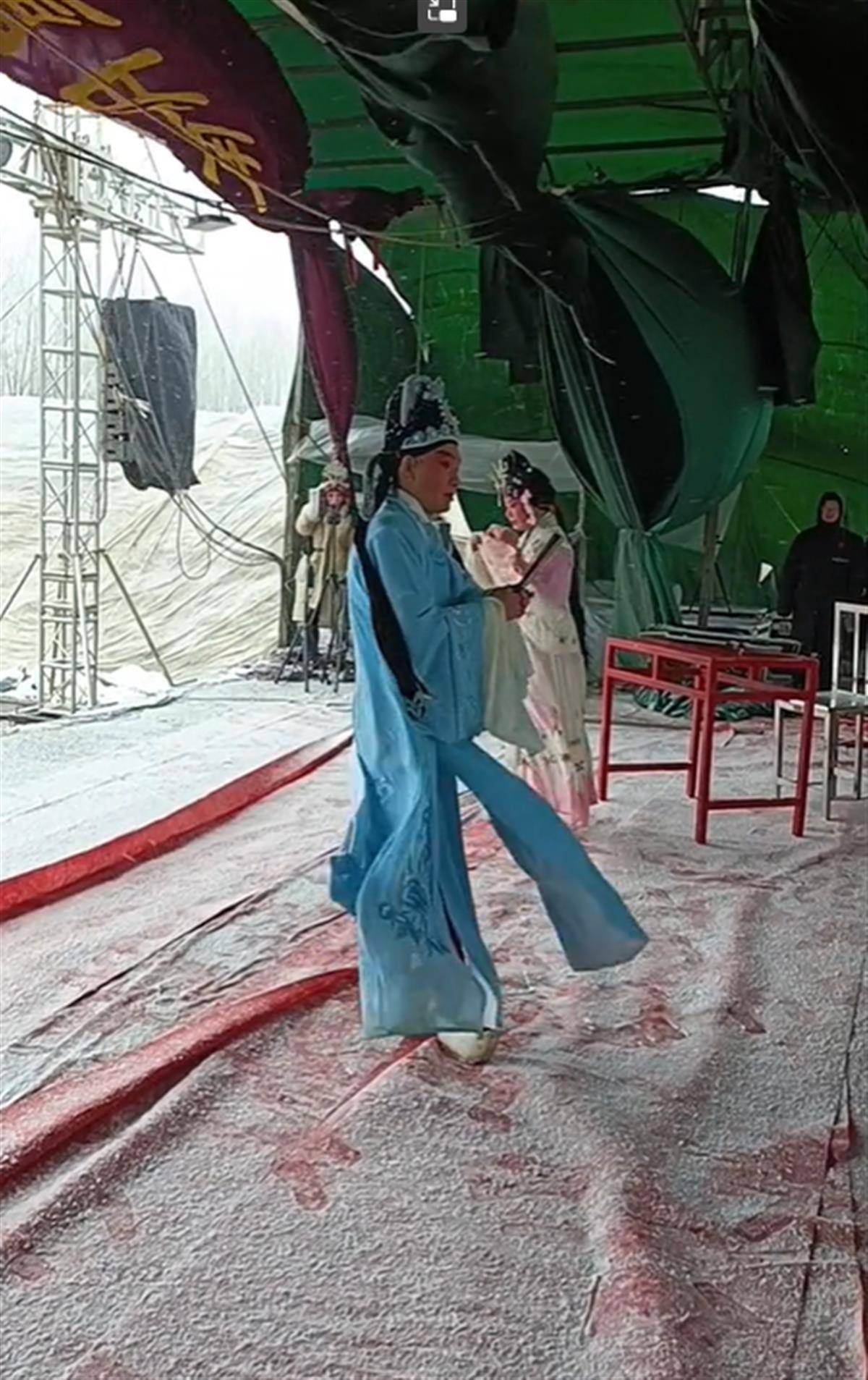 |?剧团回应“冒雪演出2小时台下只有一观众”:台上还有20多人观看!