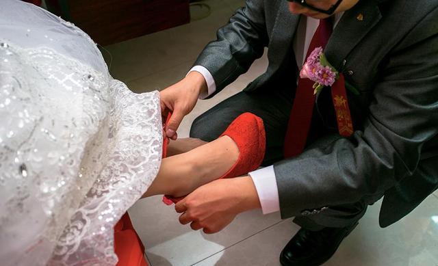 迎亲找不到新娘婚鞋,被告知一只1万8,新郎怒把婚宴改家宴