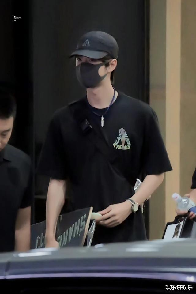 王一博|见明星有多简单？王一博北京街头被偶遇，携友游玩，却没“武装”