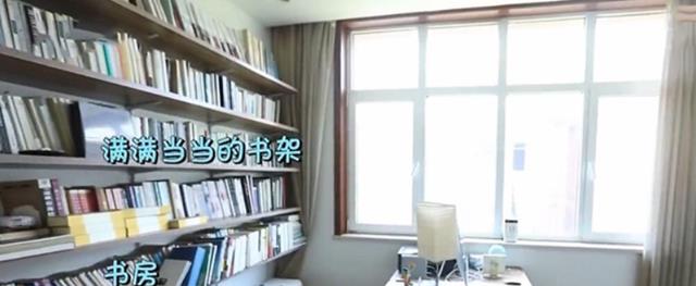 参观朴树住的豪宅,全屋装修比较简单,沙发餐桌都是简易类型的