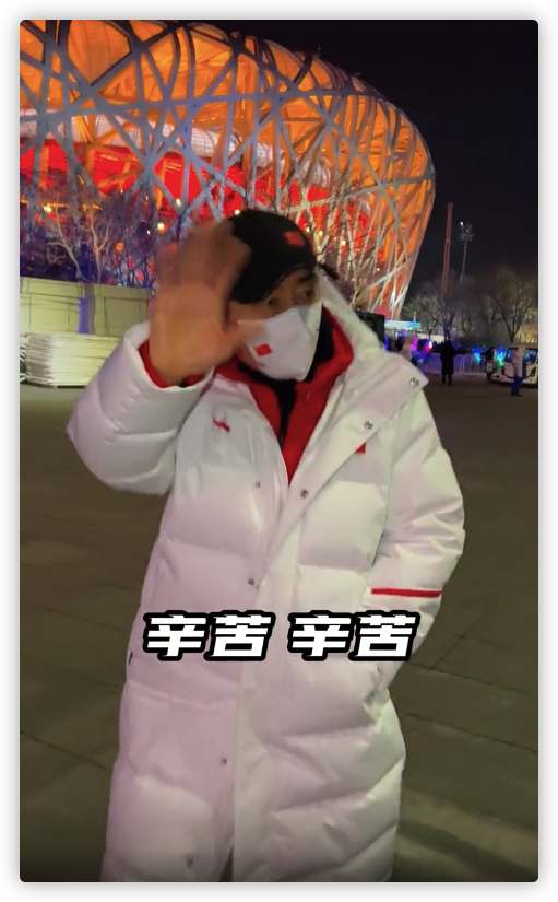 张艺谋|张艺谋闭幕式后现身，一路步行和志愿者打招呼，不停挥手毫无架子