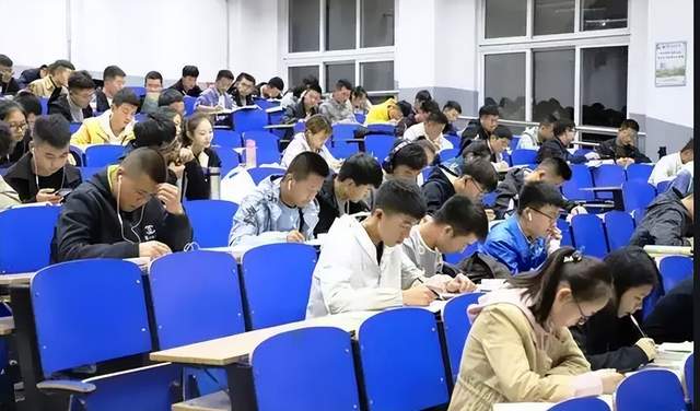 大学生|大学生入职前后对比图火了，模样大变，原来上班真的会让人变丑