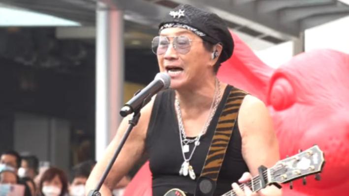 许冠杰|74岁歌神许冠杰街头演唱被嘲没钱养老，知名音乐人批：无知最可怜