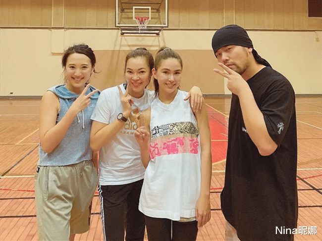 富士康老板娘结婚纪念日被老公搂腰超腻歪！穿背带裙秀身材，丈夫有偶像包袱