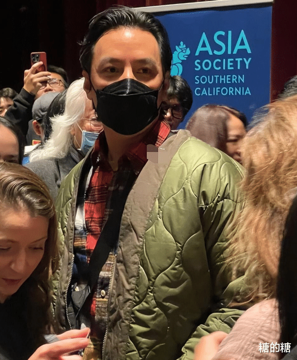 吴彦祖|吴彦祖引发围观,被学生们簇拥,大包小包不带助理