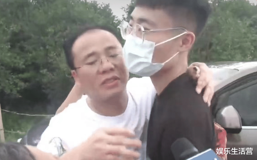 鲜花|大结局?被拐少爷梅志强认祖归宗,村人敲锣打鼓欢迎,家族团圆照曝光