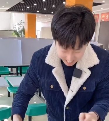 主持人|周小闹:曾是省台主持人,一人演一个学校走红,如何征服千万网友