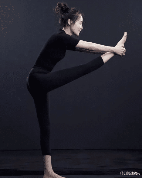 蒋勤勤|46岁蒋勤勤太大胆！穿镂空紧身衣秀火辣身材，一双筷子腿吸睛