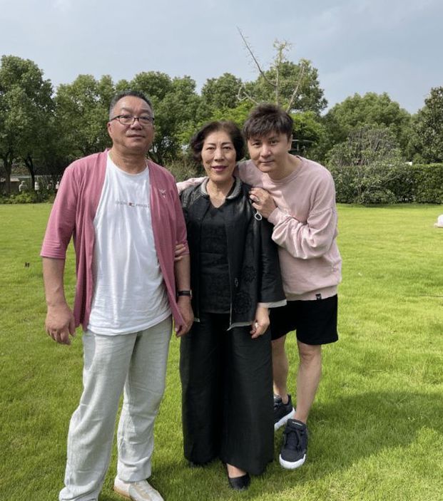 乔任梁|乔任梁六周年忌日,陈乔恩带老公过来参拜,与乔妈拥抱满脸笑容