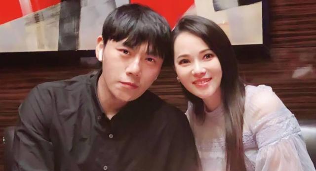 秦昊|秦昊8岁买伊能静专辑喜欢她！片场不舍离开她，坚持给老婆剥虾吃