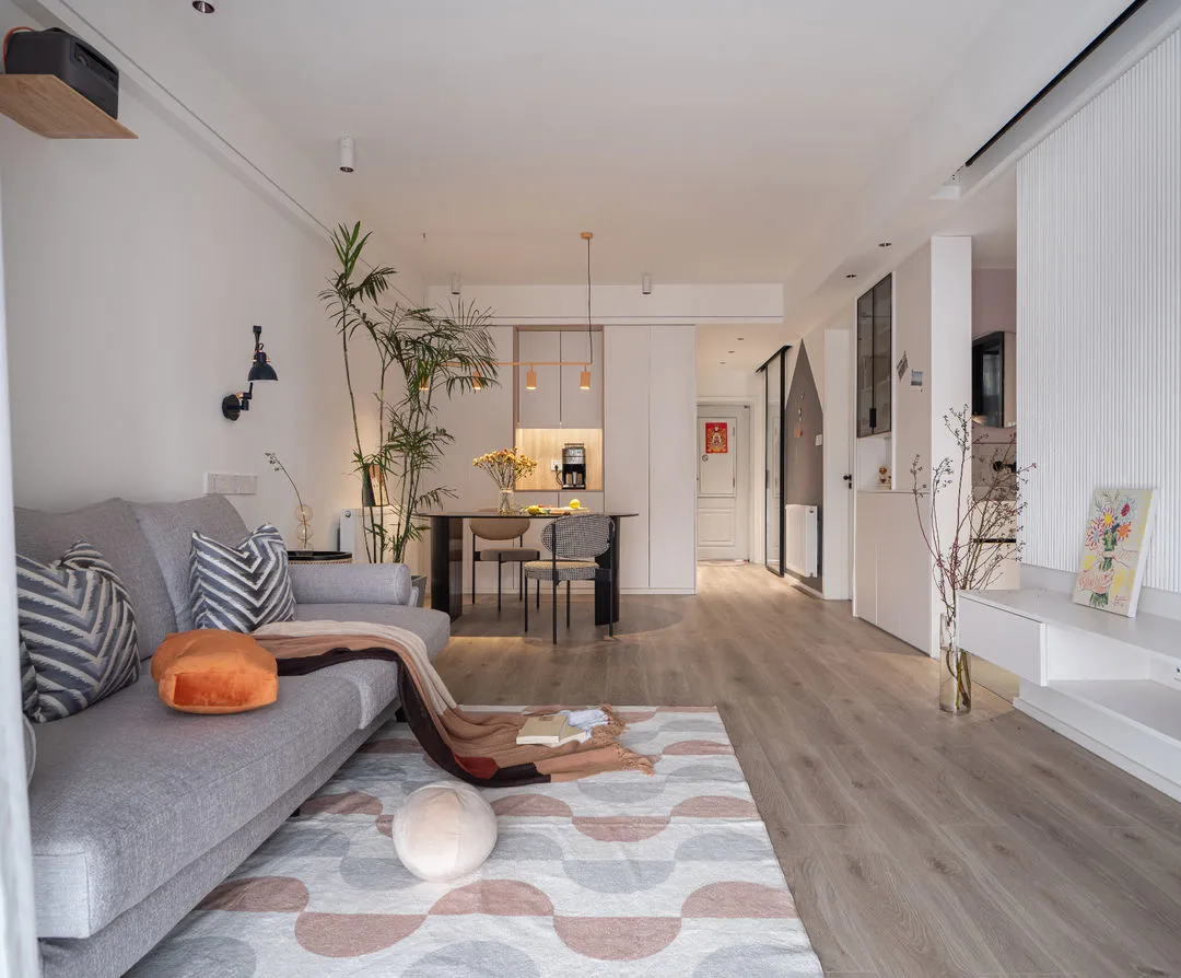 85㎡小夫妻两室,大白墙也能温馨简约