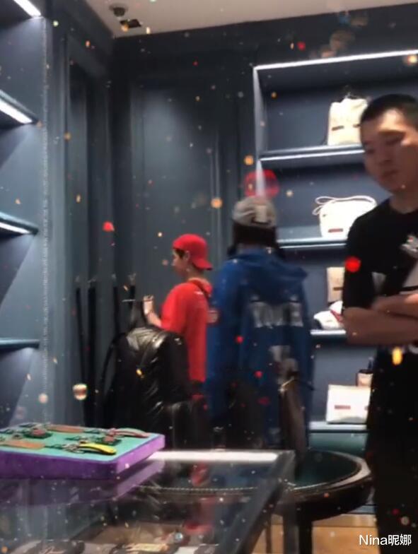 外套 关晓彤陪鹿晗买包被偶遇，穿运动外套戴情侣帽，173身高比鹿晗高半头
