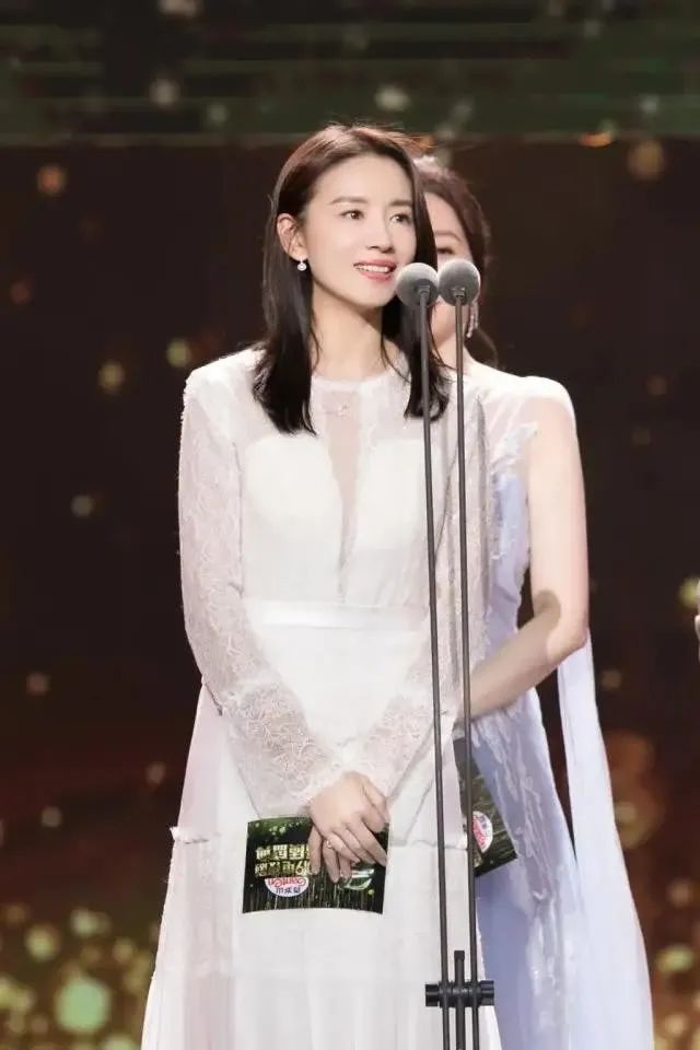 46岁李小冉同框42岁董洁，终于见识了冷清美的最高级形式！