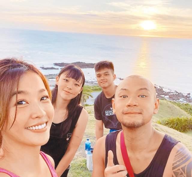 摆摊|前TVB小生金刚摆摊卖鸡翅,2小时卖光,不介意女友小娴不能生育