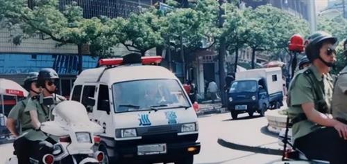 1992年,北京西直门大街上,11名歹徒暴力袭警,路人也未幸免于难