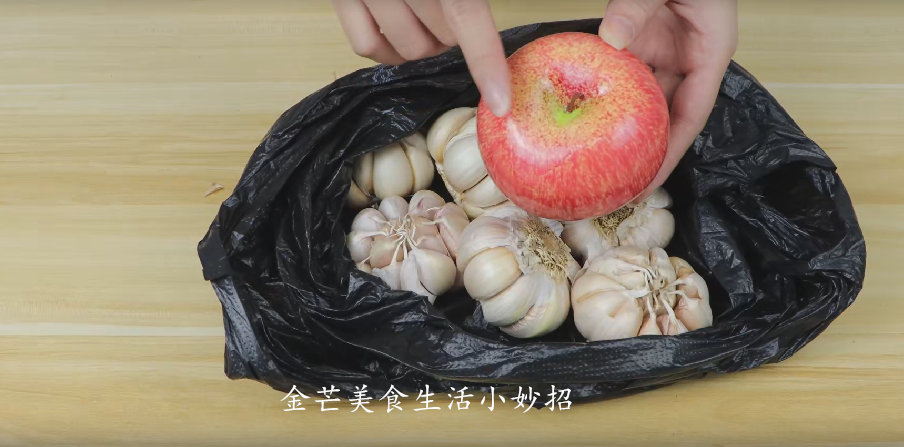原来保存大蒜这么简单,只需一把小苏打,放一年不腐烂不发芽