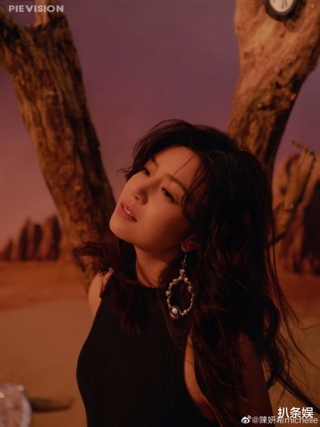 陈妍希|陈妍希晒沙漠故事感大片,被评像陈晓戴假发,俩人夫妻相越来越浓