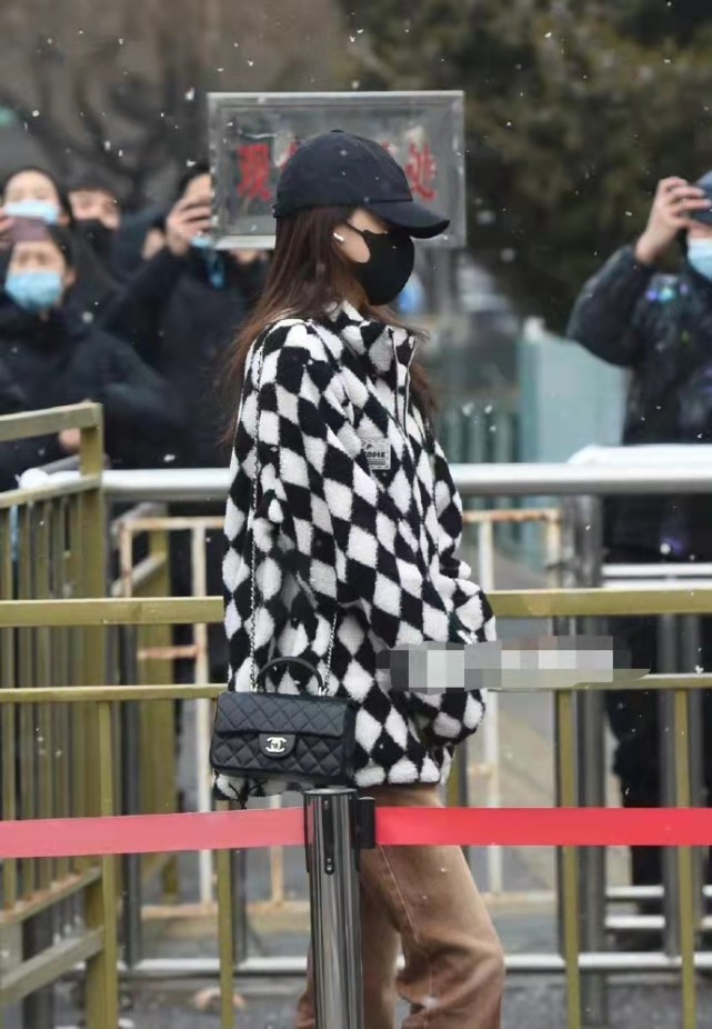 易烊千玺|易烊千玺现身2022春节彩排,连续七年受邀参加春晚