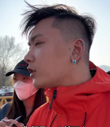 李勒优|晋妈亲自送女儿去学校，还把豪车开进学校，李勒优真有面子！