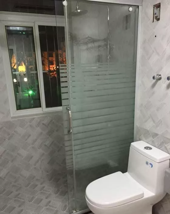 128平新房硬装12万,这装修太奇葩,你们见过这么装马桶的吗?