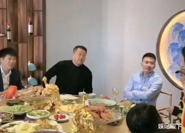 |师父简朴，徒弟摆阔，赵家班成名后，赵本山与徒弟们的奢靡成对比