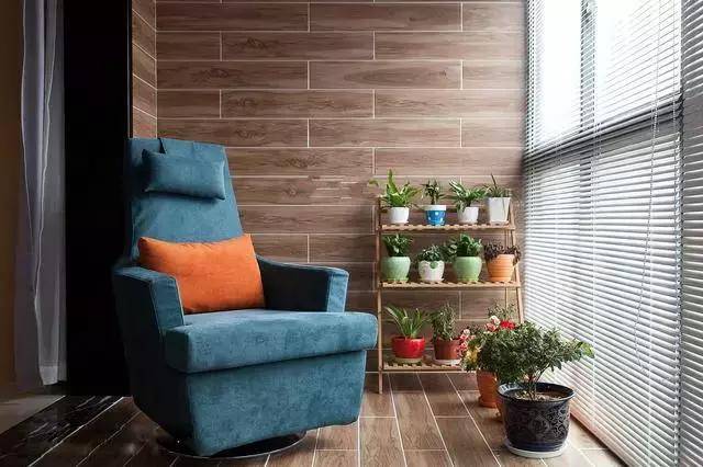 老婆喜欢简单装修,只刷大白墙就入住,没想到邻居都夸客厅好看!