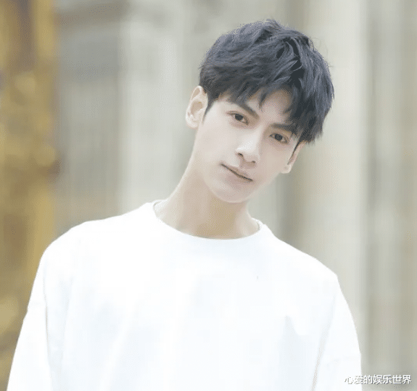罗云熙 罗云熙晒近照，面部消瘦容貌大变样，网友：看着有点吓人