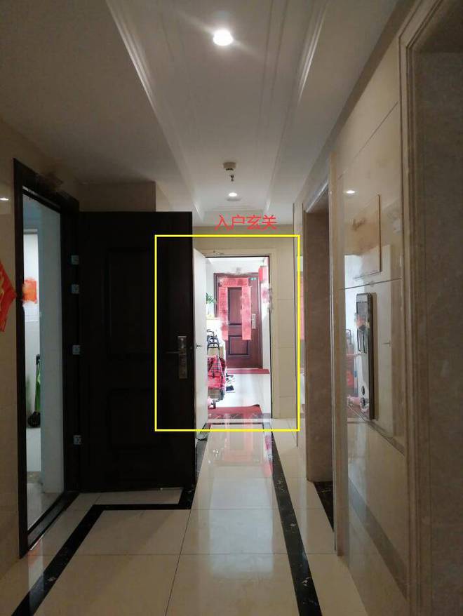 两梯四户买了中间户,邻居把走廊变自家步入式玄关后,后悔了!