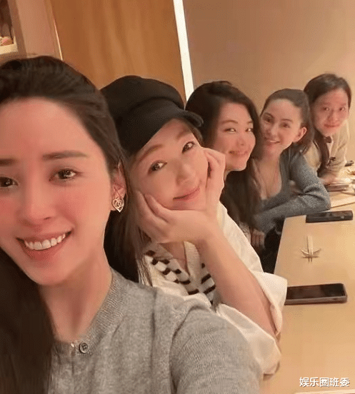 昆凌|昆凌怀三胎后罕晒夫妻合照，周杰伦再当爸笑出褶子，靠向老婆太黏人