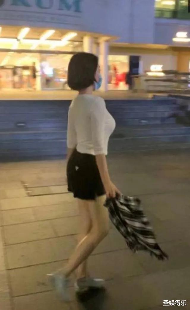 许晴|娱乐圈的“性感女神”！穿紧身衣彰显身材，53岁依旧韵味十足