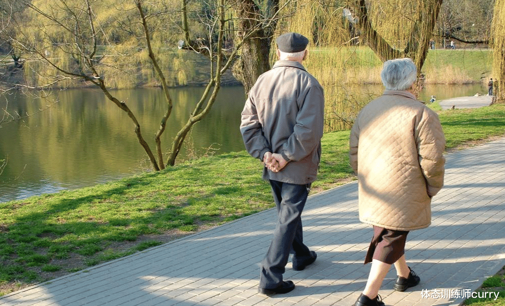 中老年人|经常出去走路好不好？医生提醒：散步时要注意3点，尤其是退休后