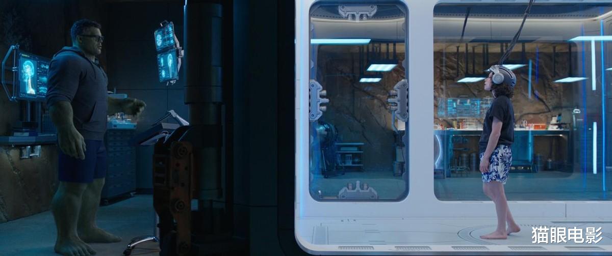 绿巨人|漫威女浩克约会场景太搞笑,男人在她怀里像宝宝,网友:小鸟依人