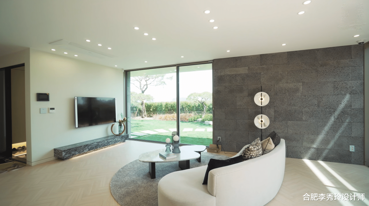 韩国的别墅装修，200㎡外看现代大气，内部“简装”还没庭院费钱