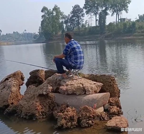 胆真大!男子竟坐在一口棺材上钓鱼,网友:大哥是个狠人