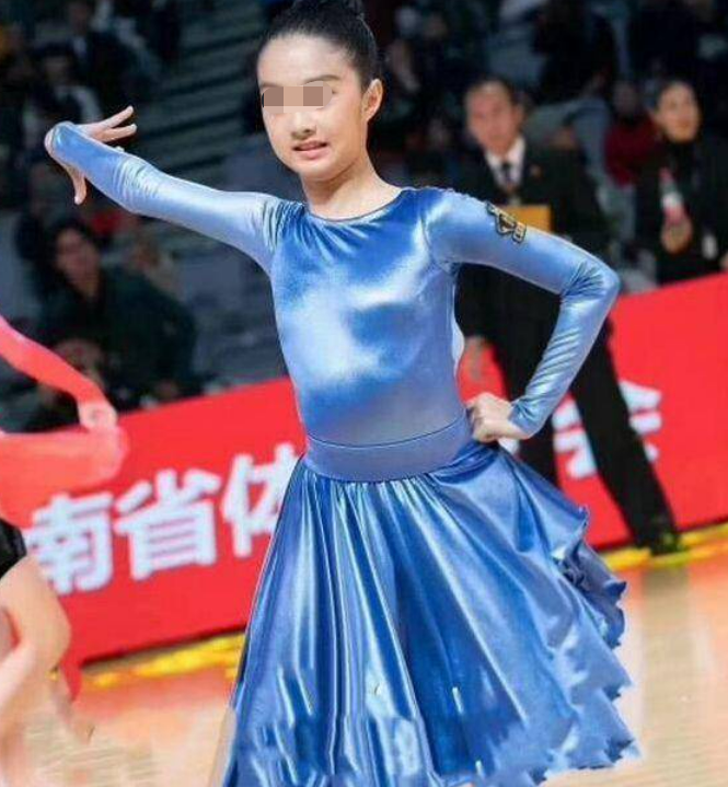 话剧|文章大女儿看话剧被拍！牵爸爸手走路显紧张，14岁个子接近成年人