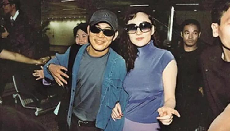 杨幂|59岁李连杰罕见露面，带妻女现身寺庙拜佛，目前已定居国外修行