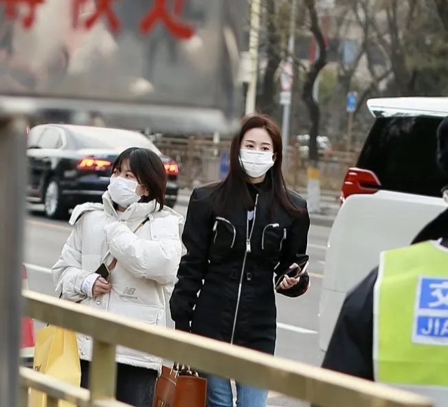 春晚|萧敬腾参加春晚彩排,网友调侃:出门记得带伞,帝都要雨夹雪啦