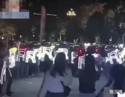 tf家族|代价半座重庆城?TF家族路演出大事,为何娱乐圈追星\惨剧\不断?